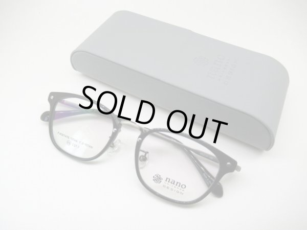 立てて収納できる専用メガネケース付